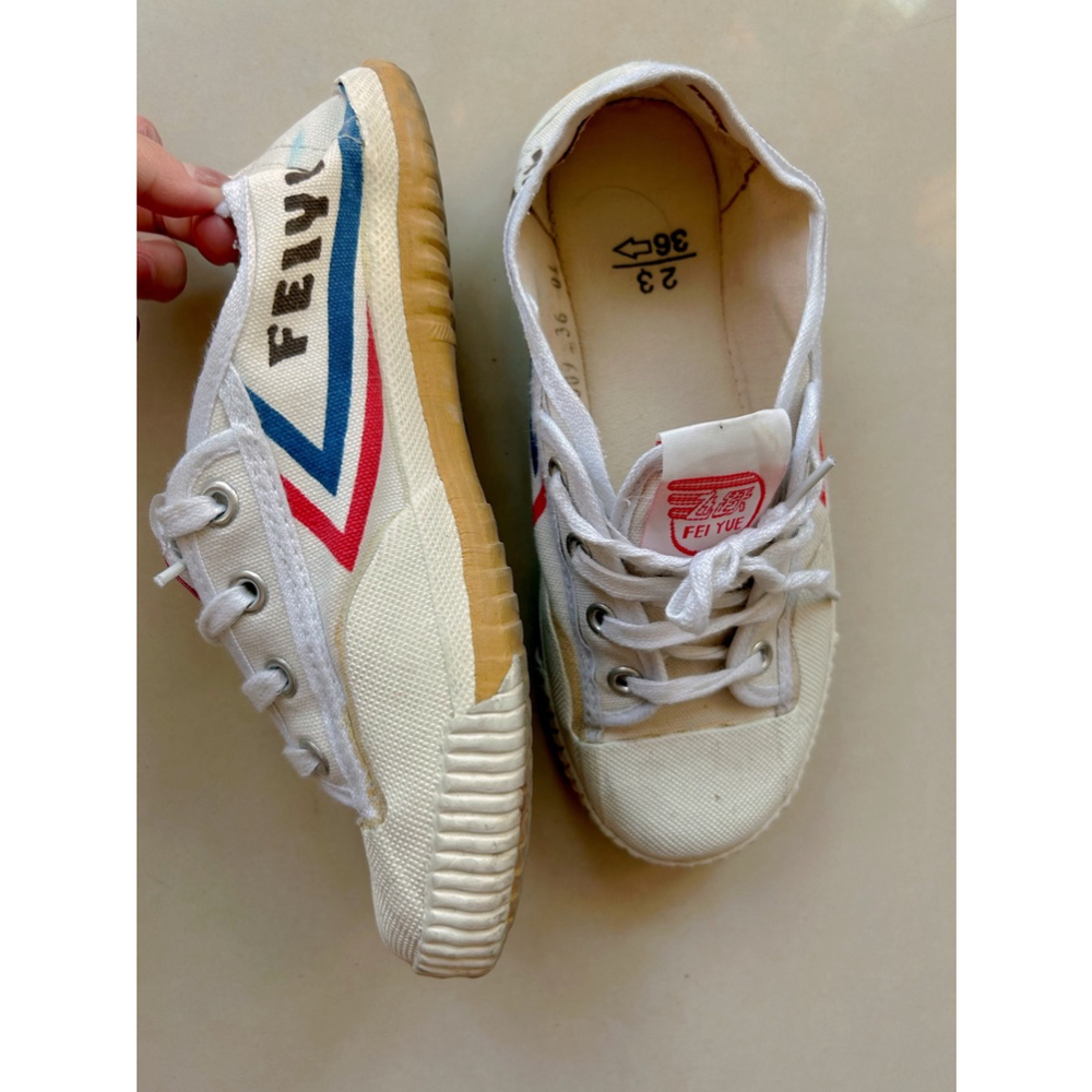 White sneaker / flat walking shoes